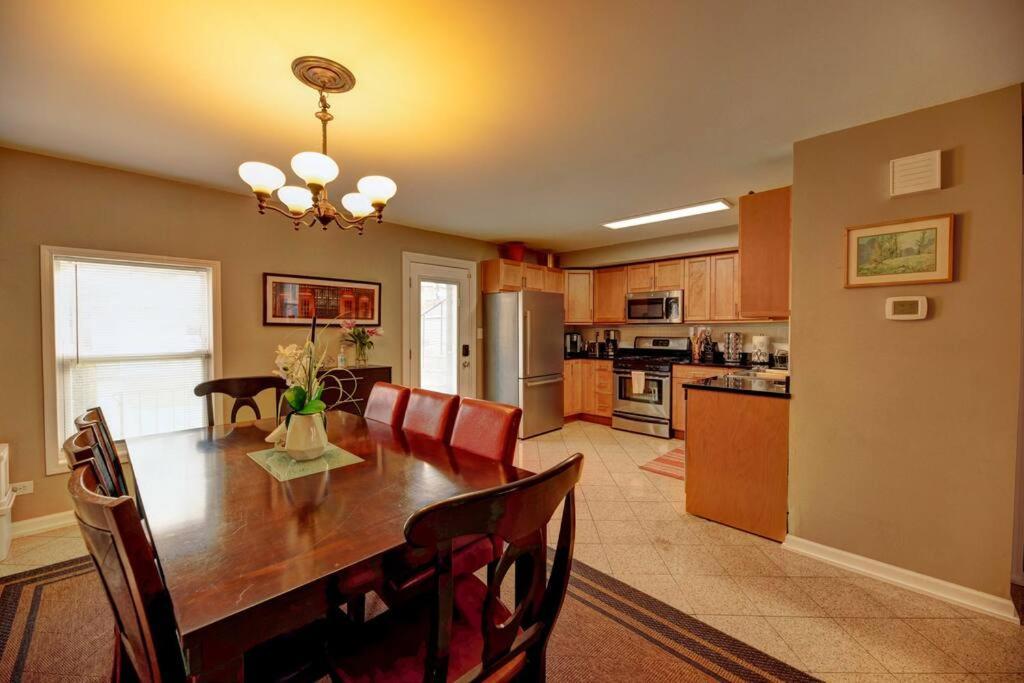 Spacious Row Home Next Transit Near Downtown W Parking シカゴ エクステリア 写真